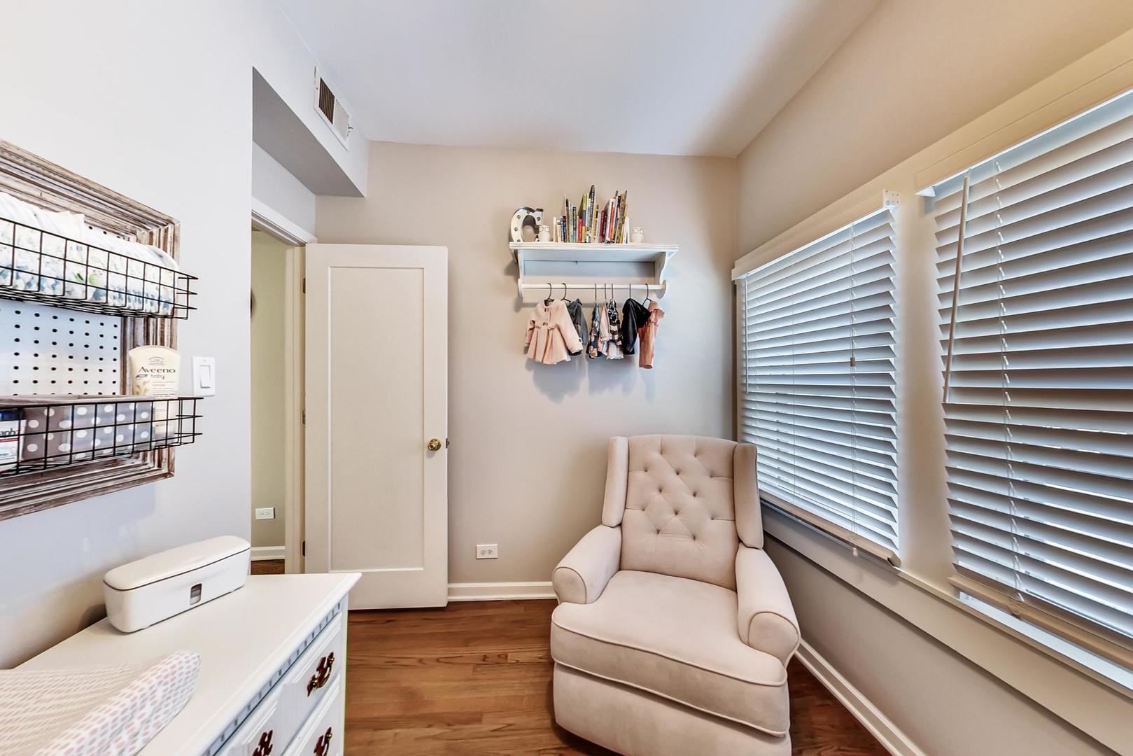 4214 North Kenmore Avenue, Unit 2F Chicago, IL 60613 - Photo 18 of 23 a living room with furniture and a window