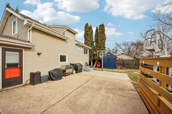 a view of a house with backyard and furniture
