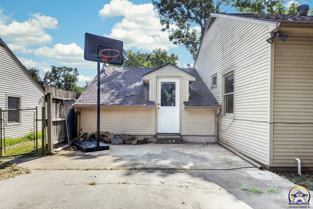 2833 Southwest Hillcrest Road Topeka, KS 66614 - Photo 33 of 34 Gallery Image 33