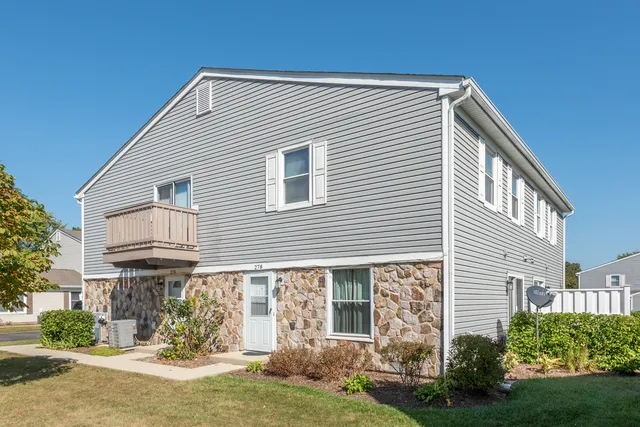 $2,290 | 278 Nantucket Harbor, Schaumburg, IL 60193
