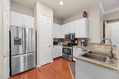 $2,000 | 2400 McCue Road, Unit 206, Houston, TX 77056