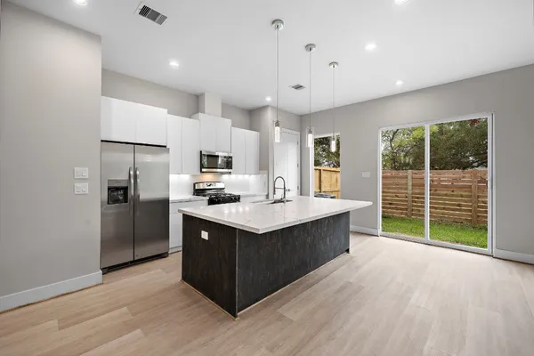 $2,275 | 28G Bucan Street, Unit E, Houston, TX 77076