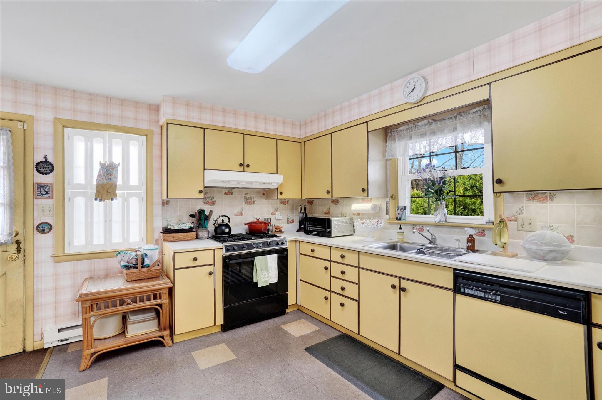 1636 Crestlyn Road York, PA 17403 - Photo 13 of 32