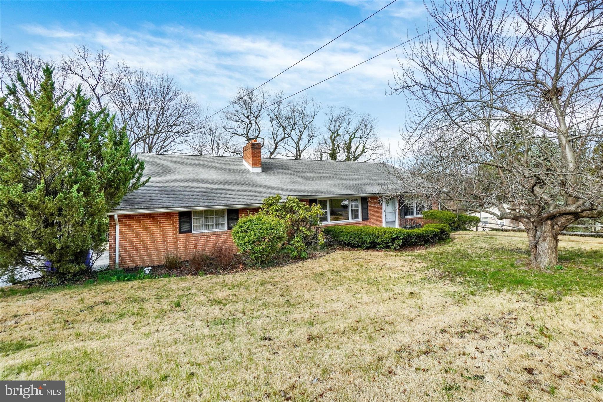 1636 Crestlyn Road York, PA 17403 - Photo 2 of 32