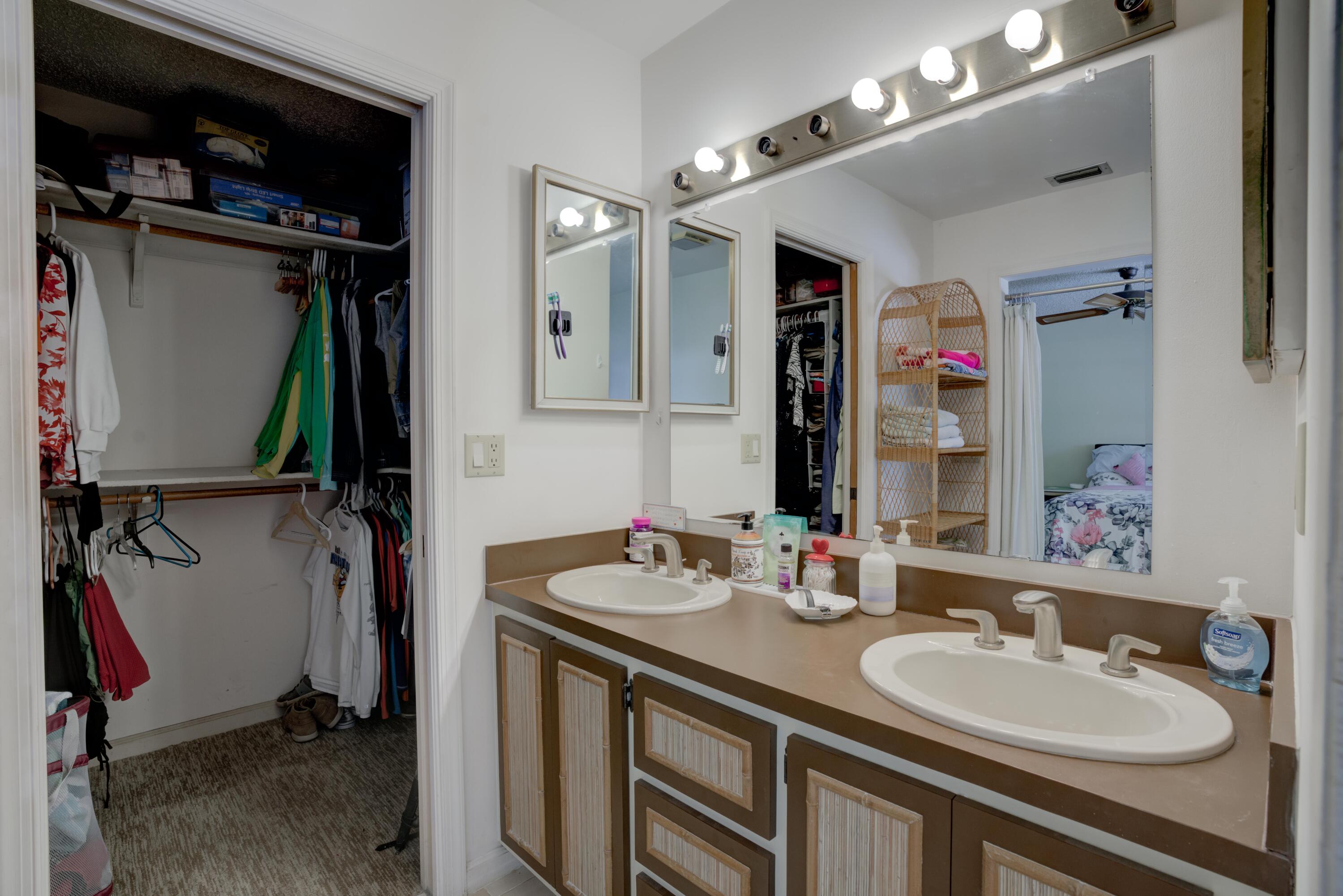 9524 Southeast Cove Point Street Jupiter, FL 33469 - Photo 25 of 58 Owner's bath