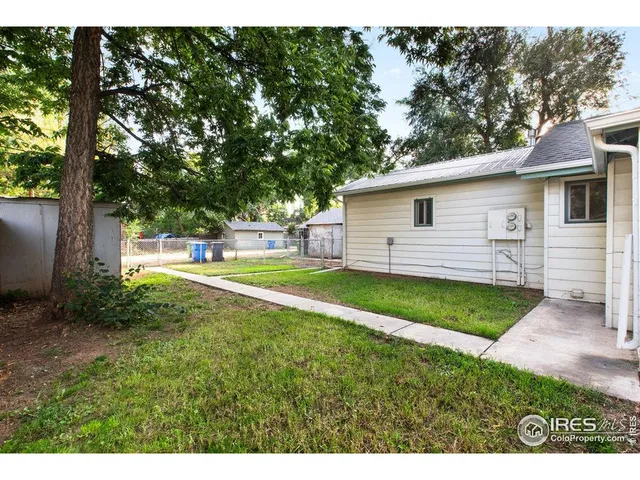 a view of a house with a backyard