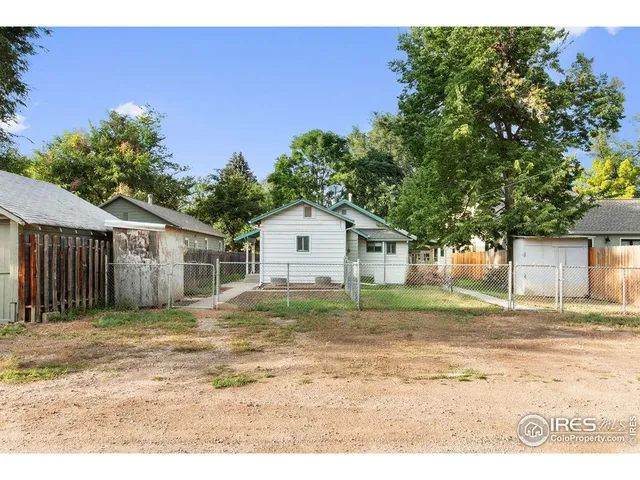 a house view with a outdoor space