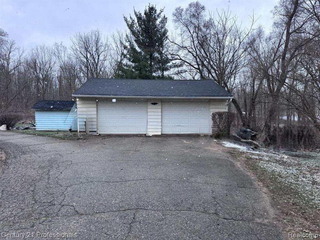 2021 West Rose Center Road Holly, MI 48442 - Photo 9 of 30