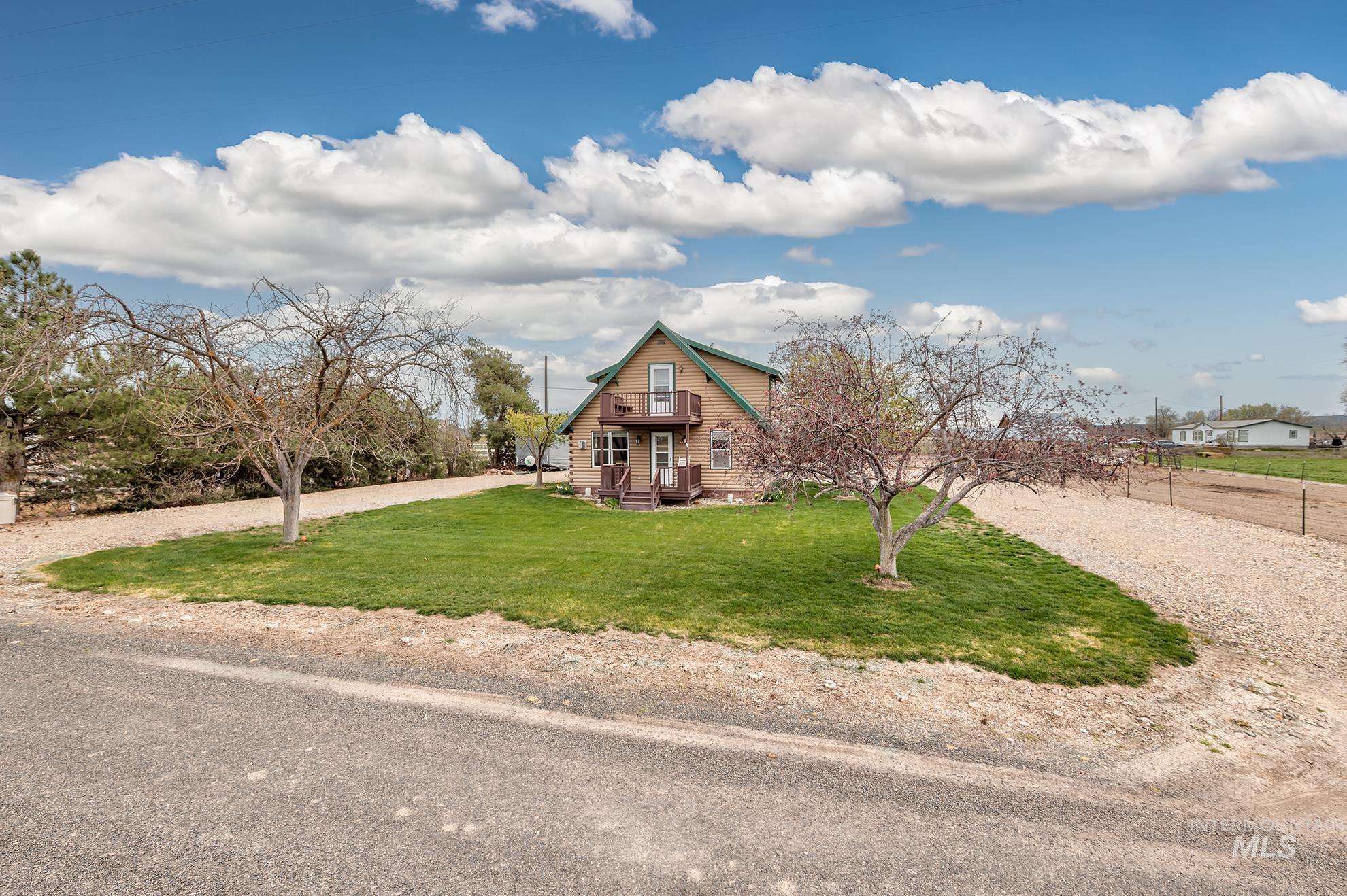 1363 Ross Road Weiser, ID 83672 - Photo 36 of 47 View of front facade with a front lawn and gravel driveway