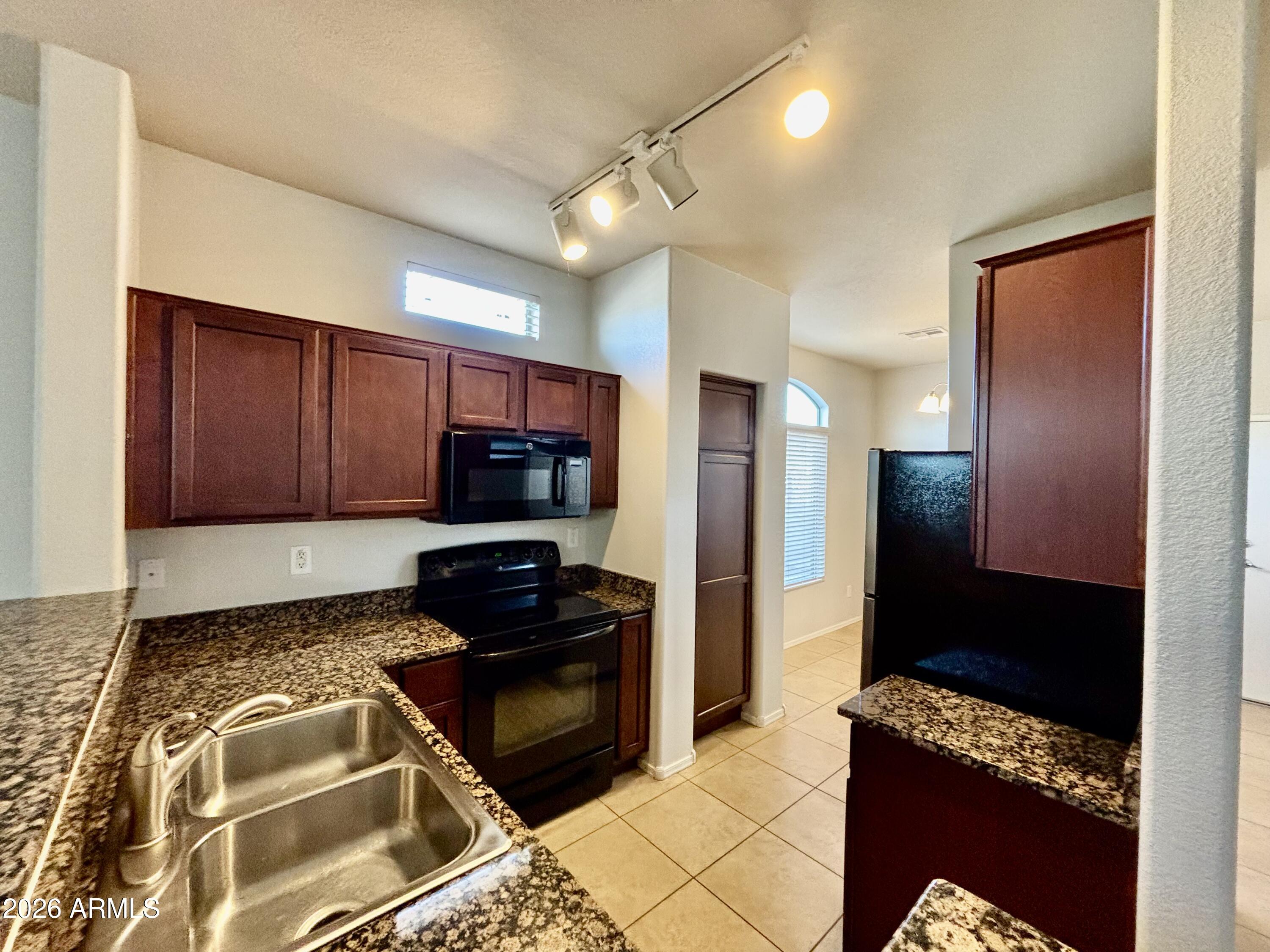 2725 East Mine Creek Road, Unit 1081 Phoenix, AZ 85024 - Photo 5 of 25 FULLY EQUIPPED KITCHEN