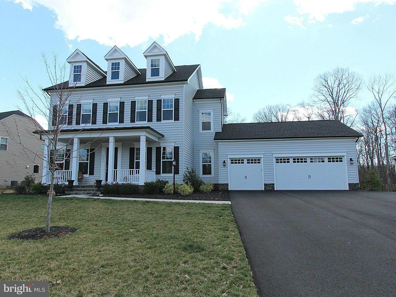 Front of home w/3 car garage