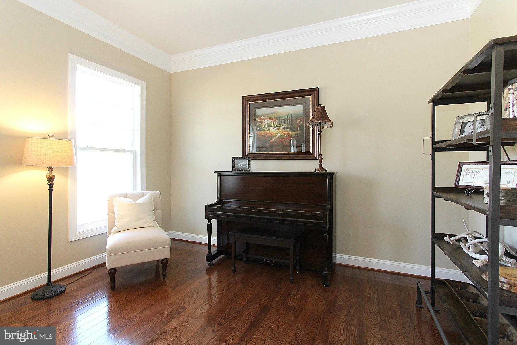 Living Room w/ crown molding