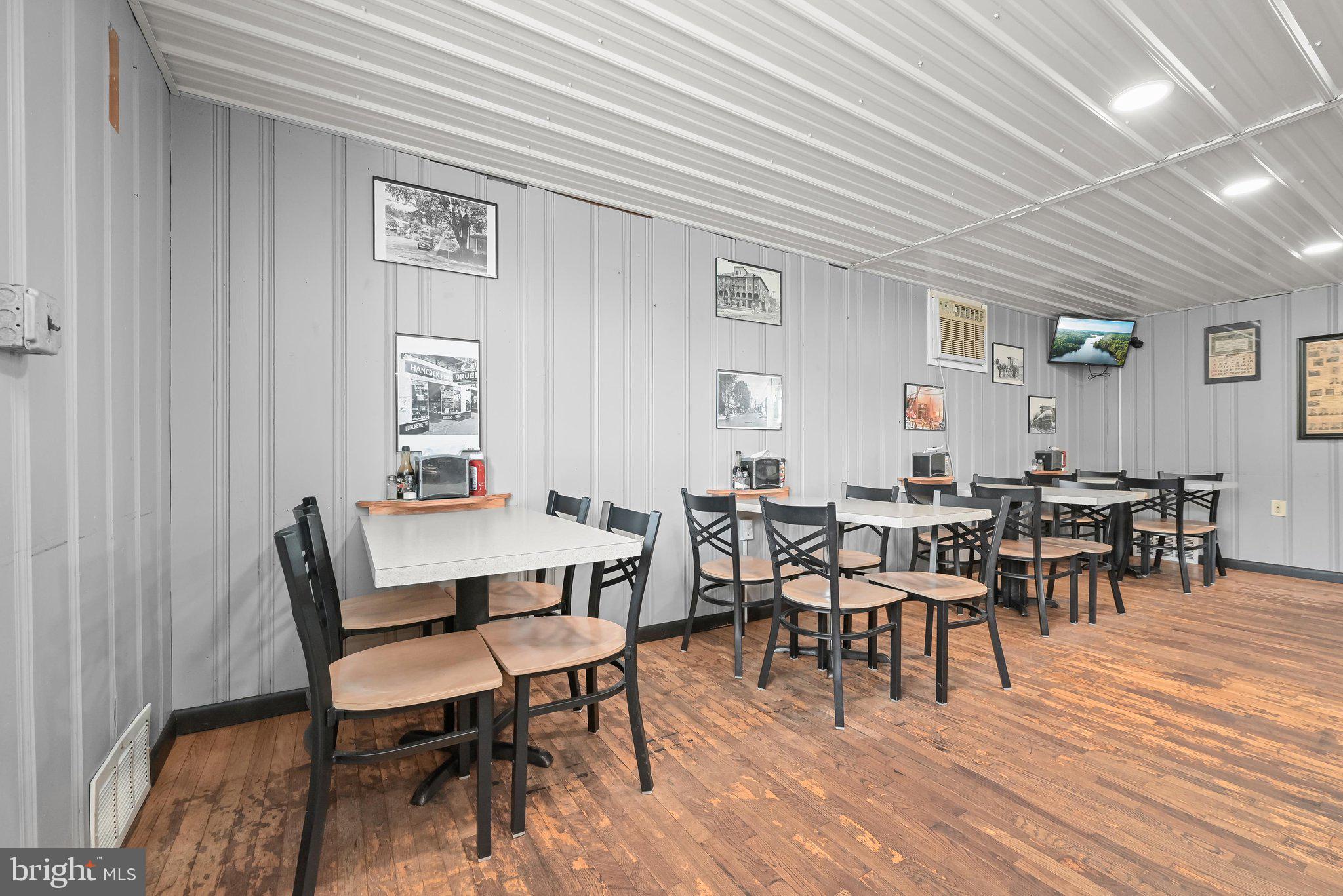 14407-14409 Hollow Road Hancock, MD 21750 - Photo 24 of 96 Seating Area