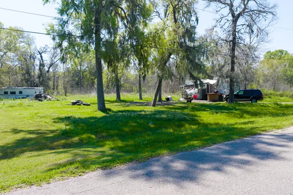 $60,000 | 329 County Road 472, Sweeny, TX 77480