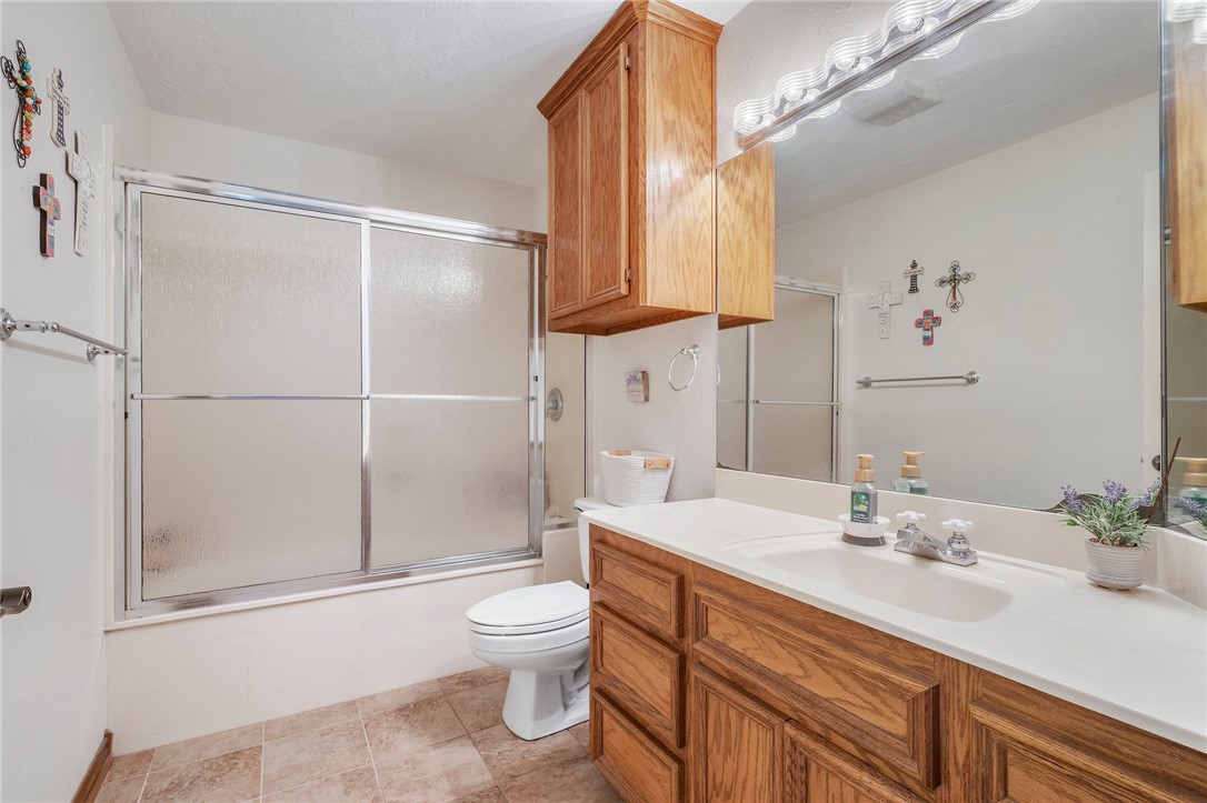 1152 McNutt Road Franklin, TX 77856 - Photo 14 of 38 a bathroom with a sink a toilet and shower