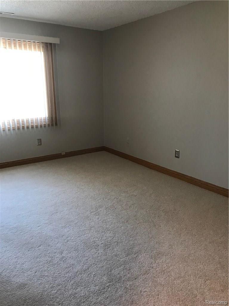 2367 Rochelle Park Drive, Unit 140 Rochester, MI 48309 - Photo 15 of 26 IMG_4413.jpg
