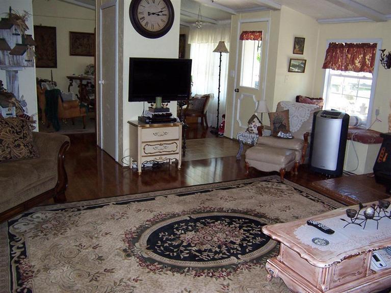 2784 Merlin Road Grants Pass, OR 97526 - Photo 23 of 31 Vaulted Family Room - Front Entry