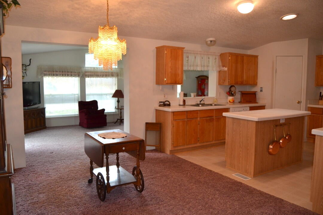 1922 Upper Applegate Road Jacksonville, OR 97530 - Photo 12 of 27 Dinning area