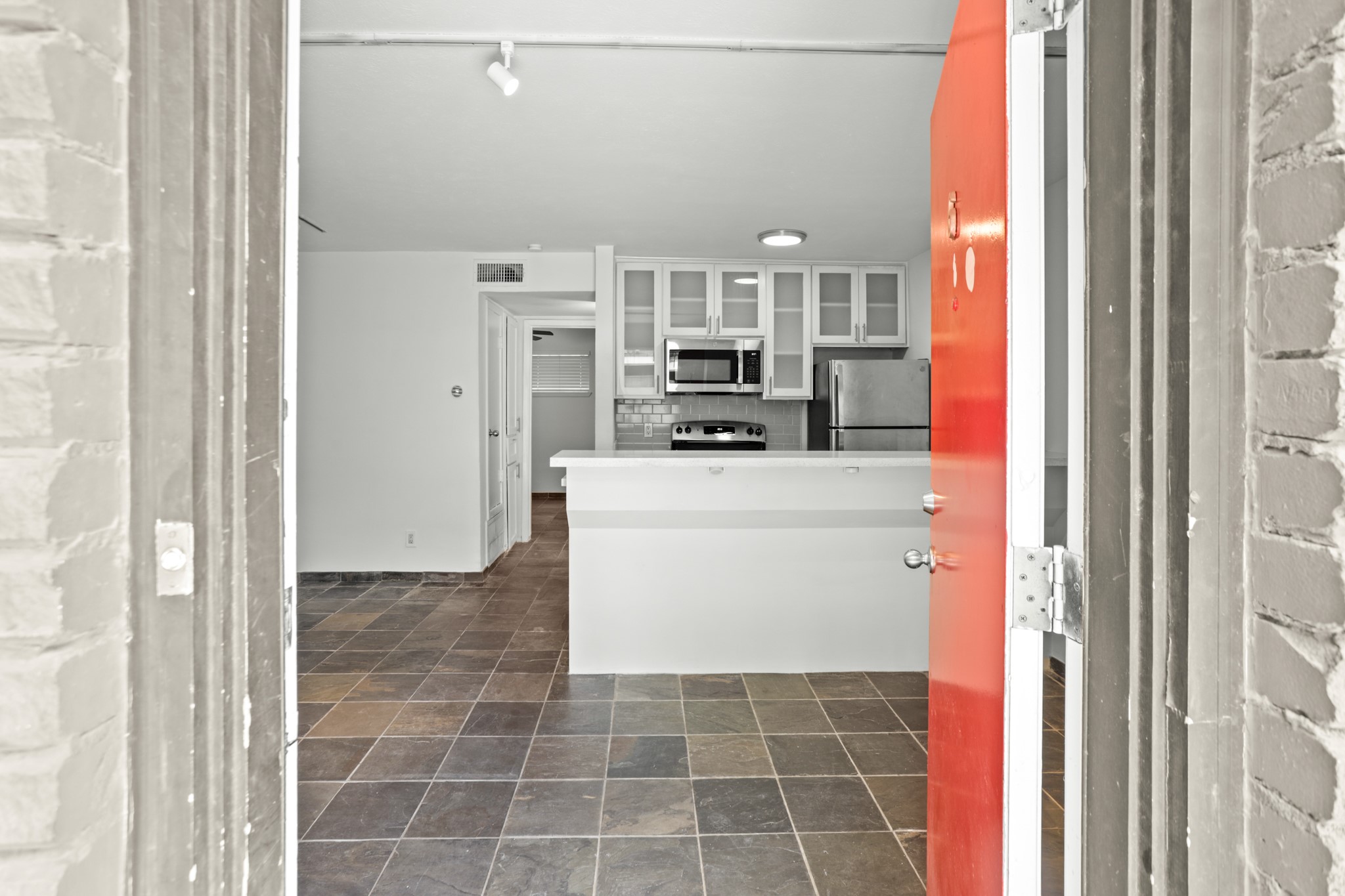 3602 Garrott Street, Unit 16 Houston, TX 77006 - Photo 3 of 34 Updated kitchen has all the modern conveniences.