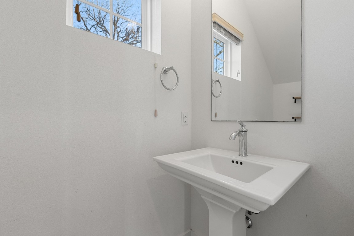 1003 Fiesta Street, Unit B Austin, TX 78702 - Photo 23 of 36