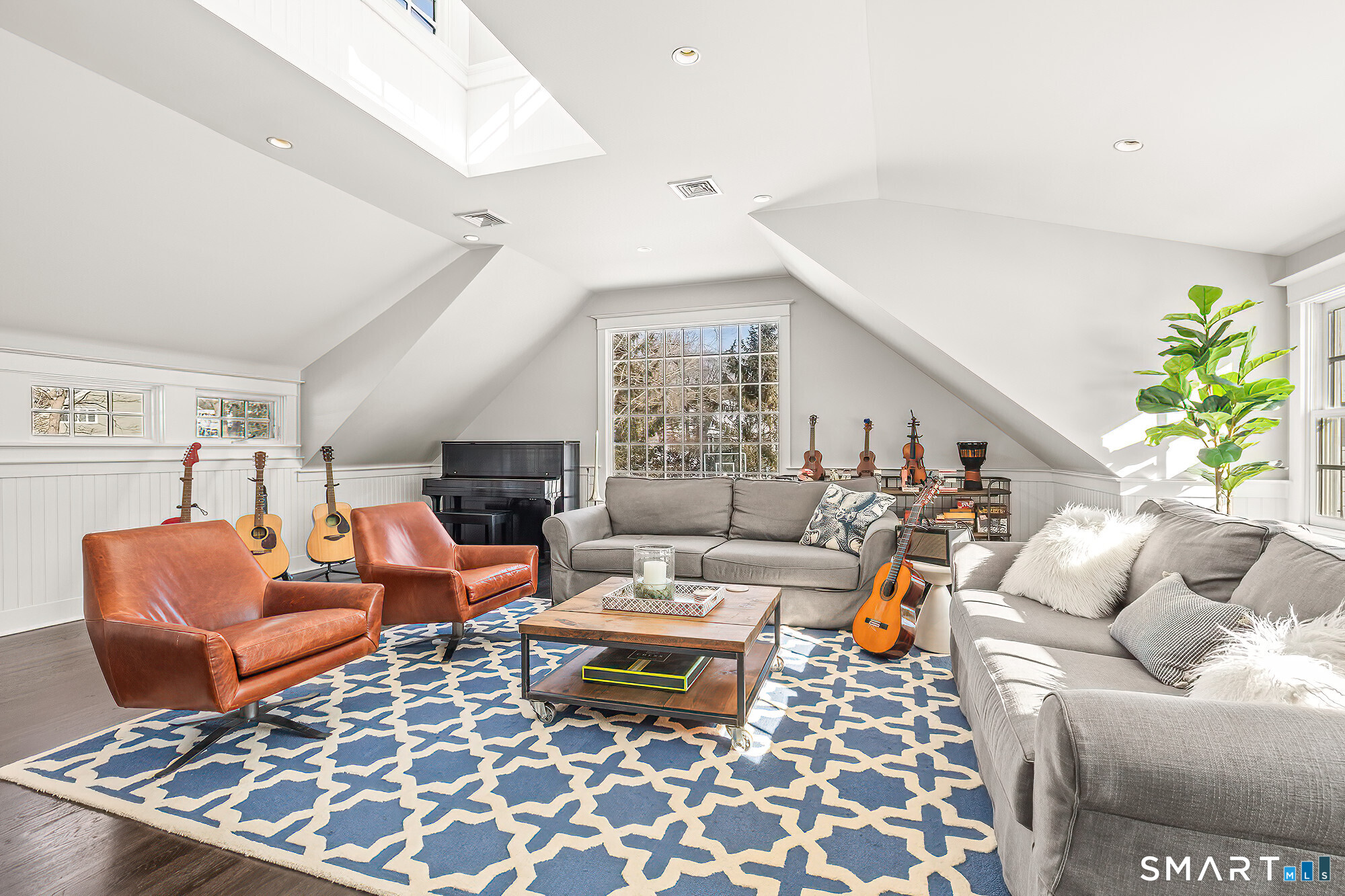 77 Golf Lane Ridgefield, CT 06877 - Photo 33 of 41 Family room with skylight.