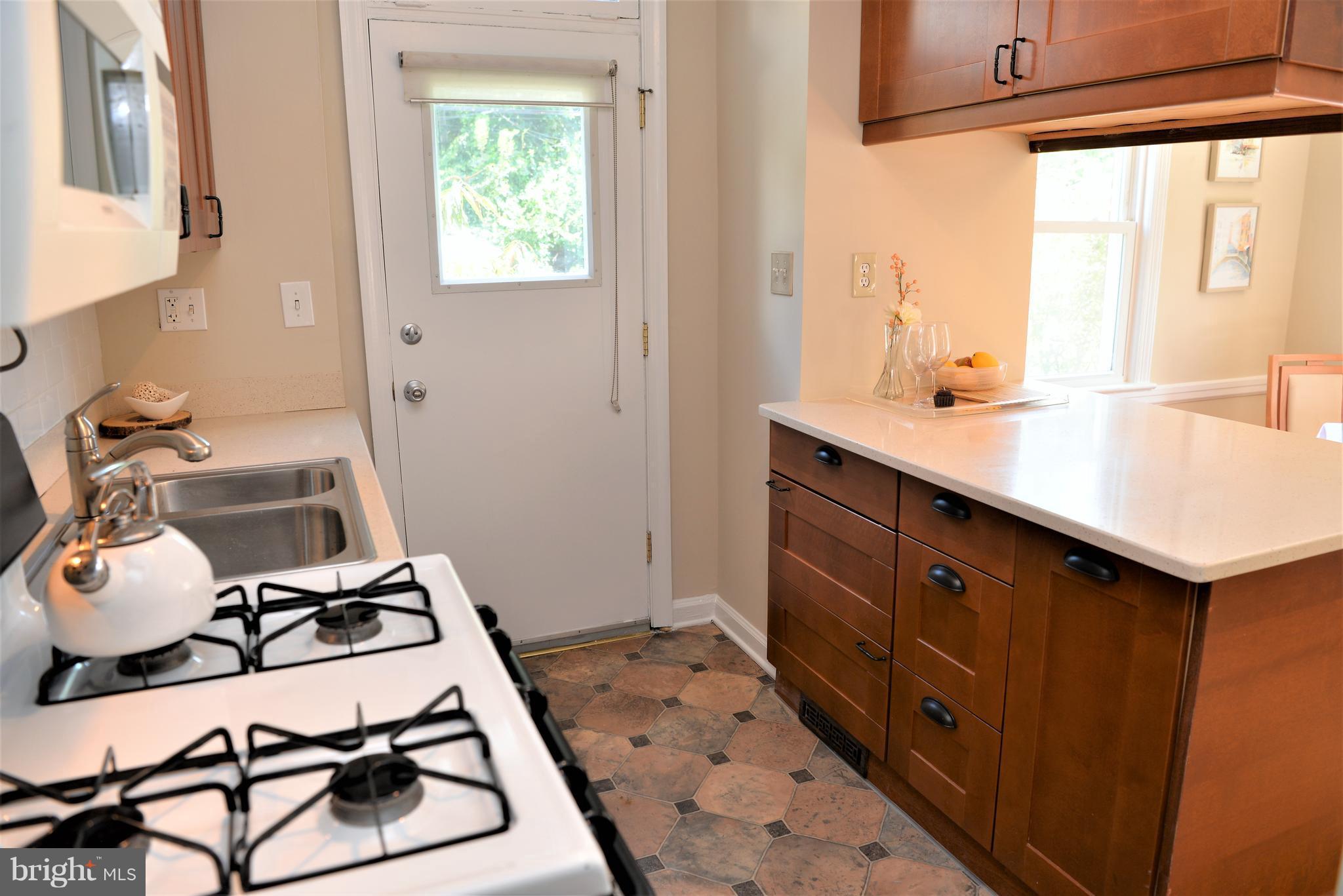 303 South Courthouse Road Arlington, VA 22204 - Photo 6 of 27 Lots of drawers and cabinets on both sides.