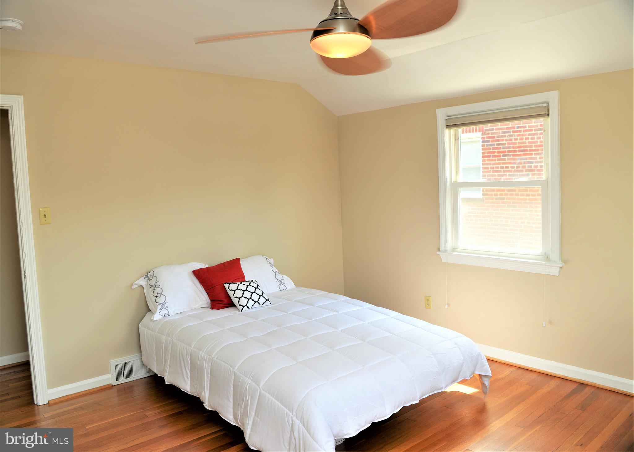 303 South Courthouse Road Arlington, VA 22204 - Photo 9 of 27 Spacious Master bedroom with black-out blinds