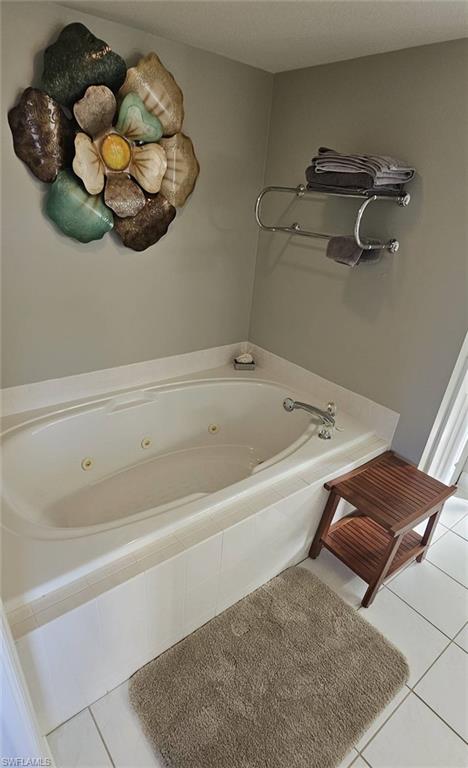 925 Southwest 47th Terrace, Unit 101 Cape Coral, FL 33914 - Photo 38 of 48 a bathroom with a tub