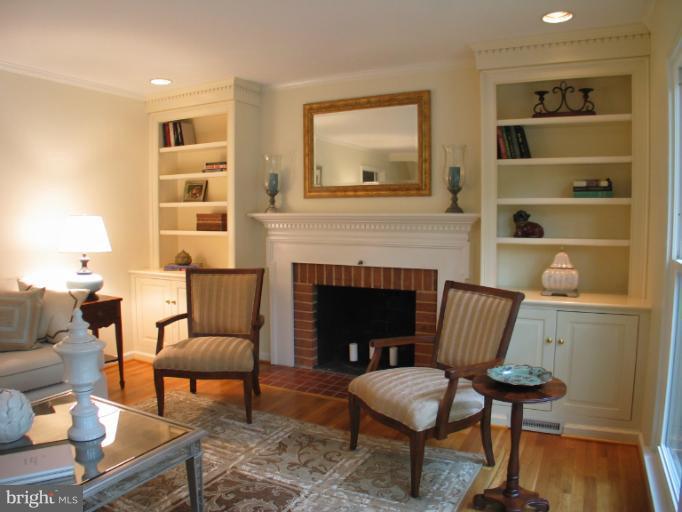 6703 Rannoch Road Bethesda, MD 20817 - Photo 5 of 18 Living Room