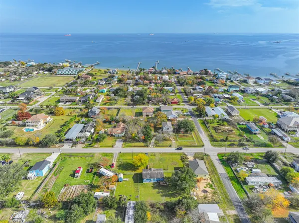 a picture of a lake view