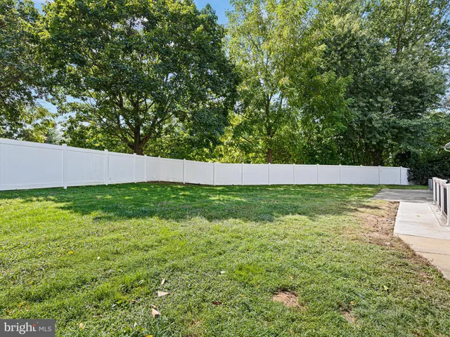 a view of yard with green space