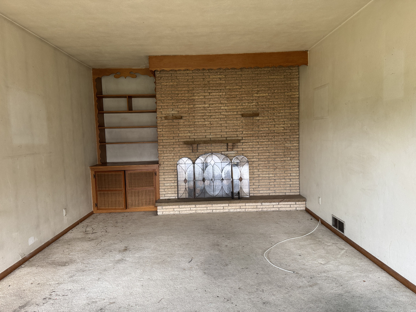 2024 Montague Road Rockford, IL 61102 - Photo 9 of 34 a view of an empty room and window