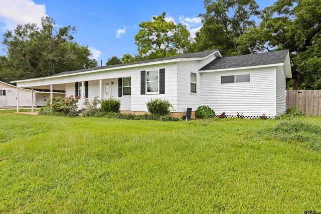 a view of a house with backyard