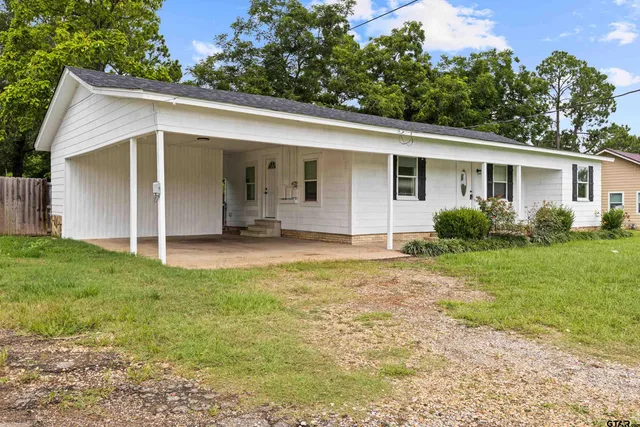 a view of a house with yard and plants