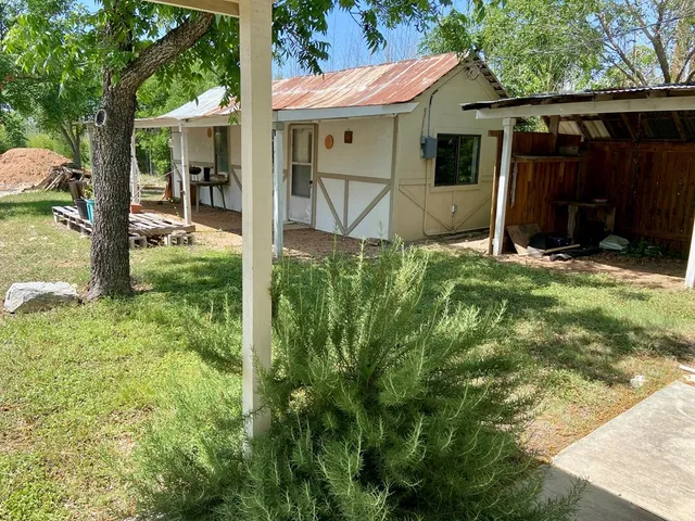 a view of a house with backyard