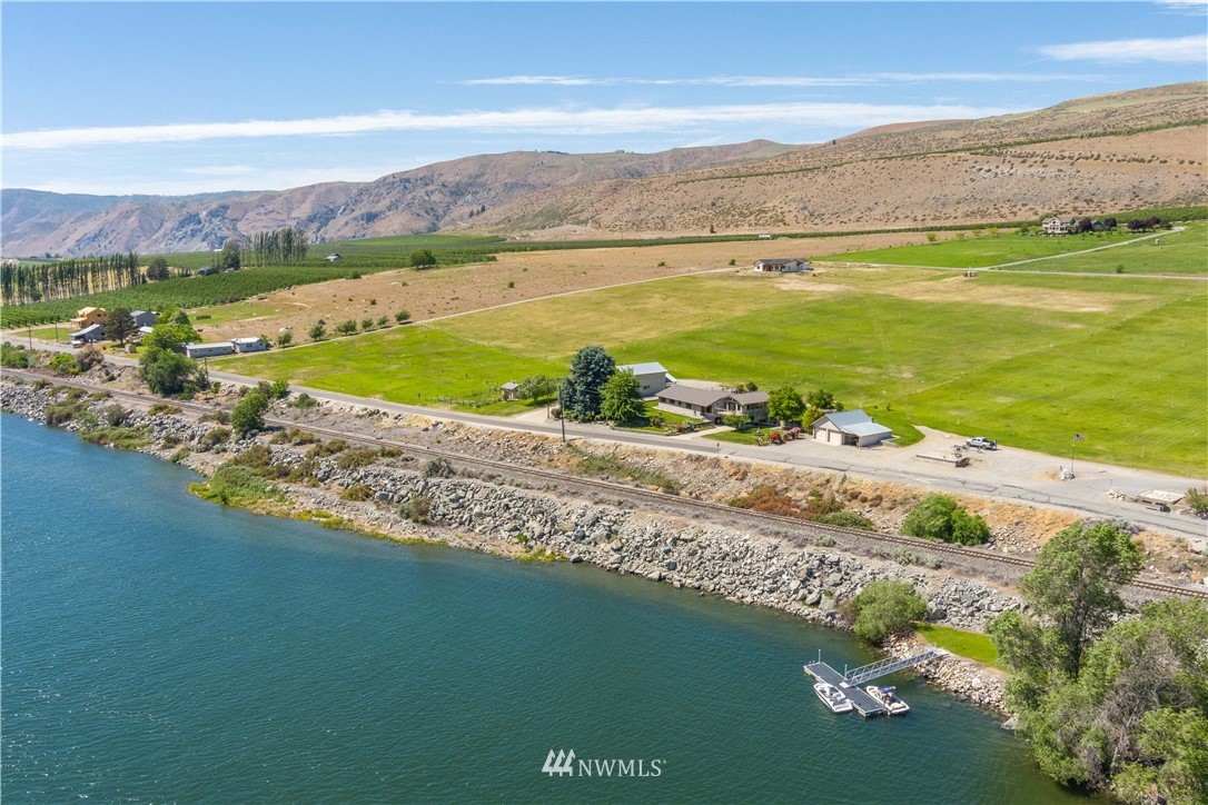 485 Stayman Flats Road Chelan, WA 98816 - Photo 27 of 32 a view of an ocean and a mountain