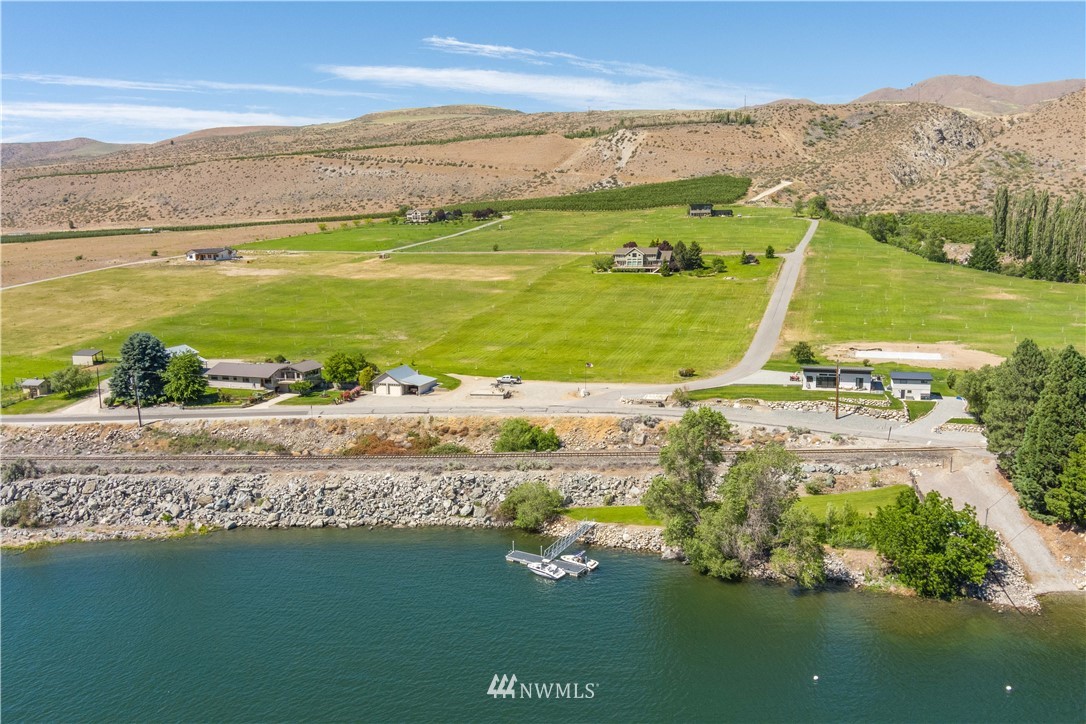 485 Stayman Flats Road Chelan, WA 98816 - Photo 28 of 32 a view of an ocean and a mountain
