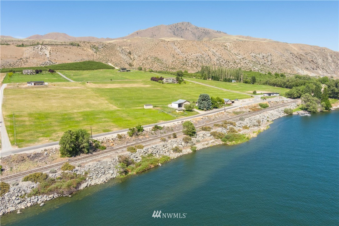 485 Stayman Flats Road Chelan, WA 98816 - Photo 29 of 32 a view of an ocean and a mountain