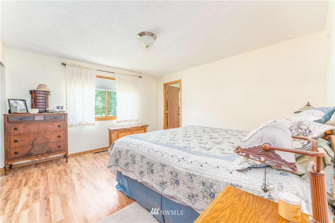 485 Stayman Flats Road Chelan, WA 98816 - Photo 7 of 32 a bedroom with a bed and a dresser