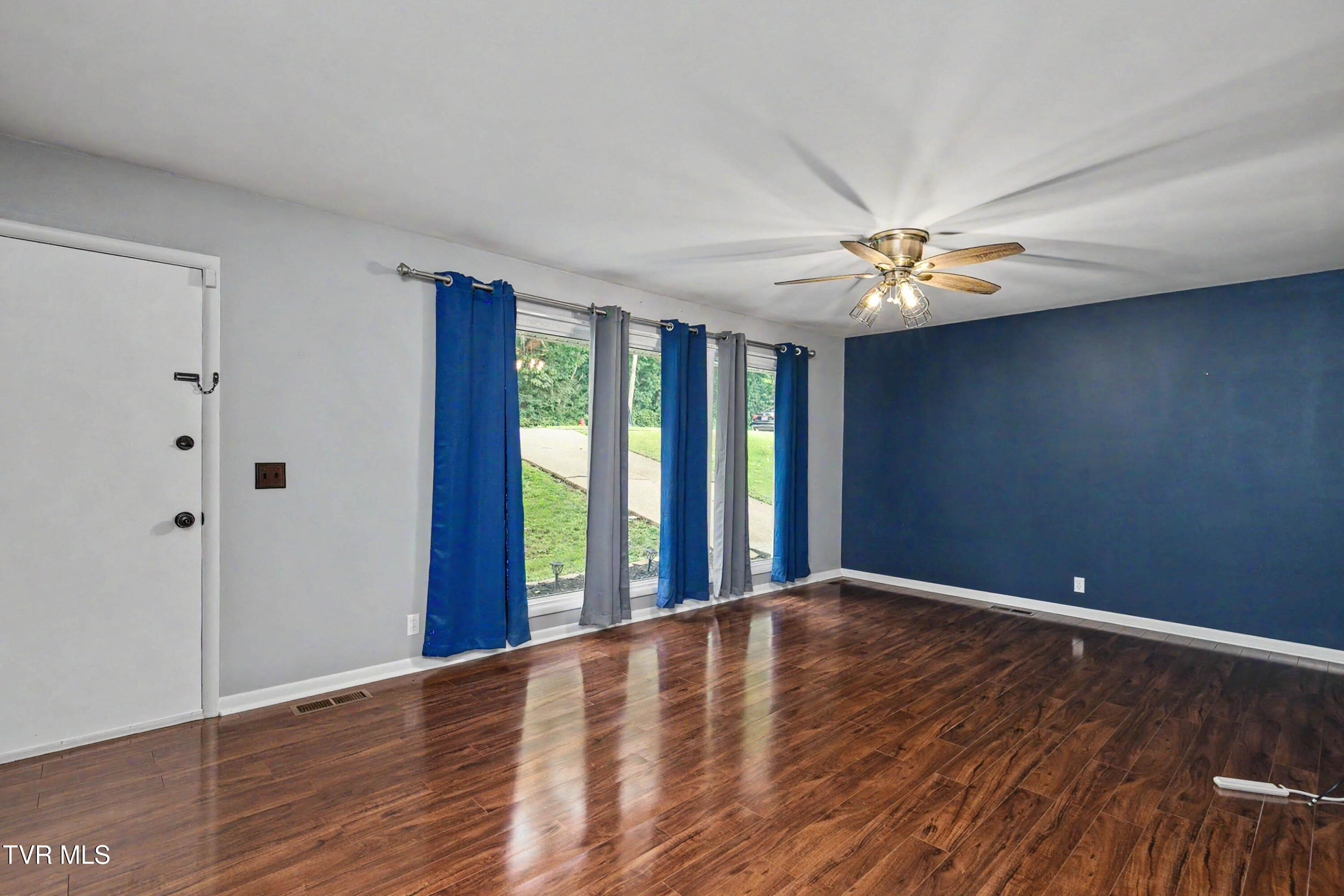 553 Bays View Road Kingsport, TN 37660 - Photo 5 of 34 553 Bays View Rd-5