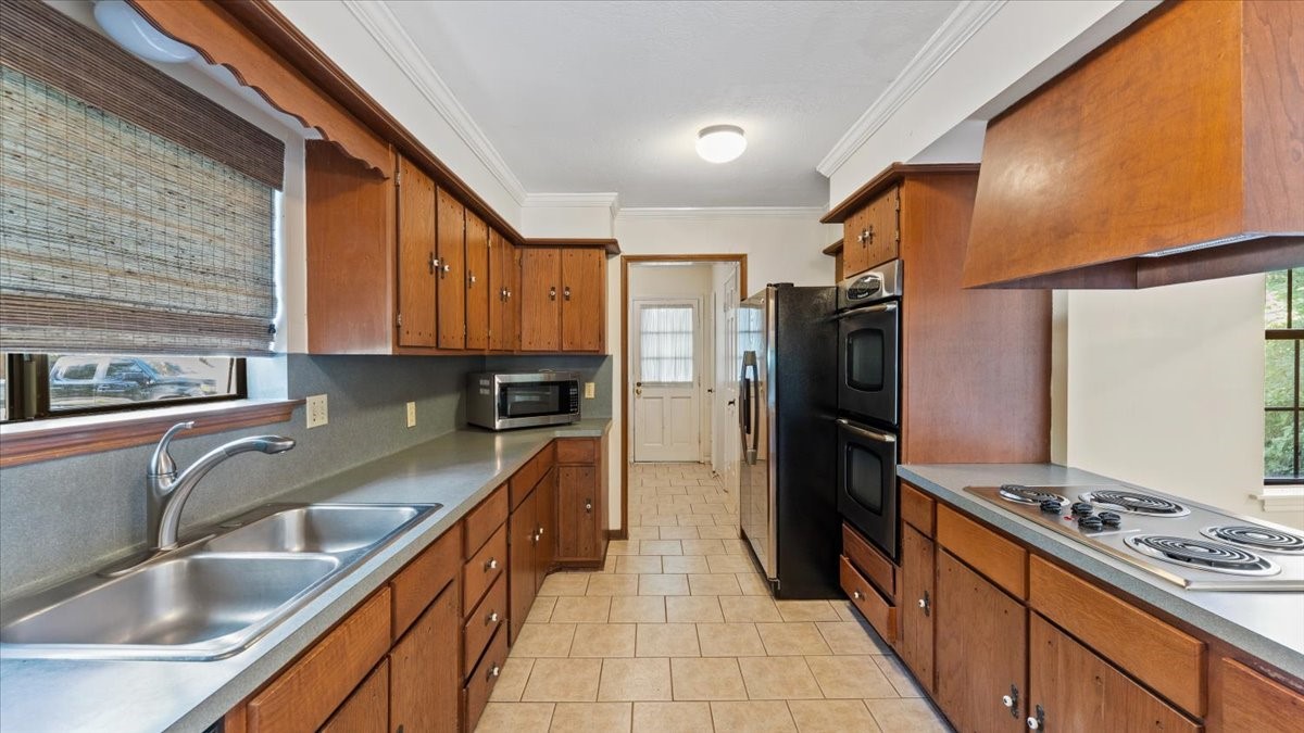 6502 Moccasin Bend Drive Spring, TX 77379 - Photo 21 of 38 a kitchen with a sink stove and refrigerator