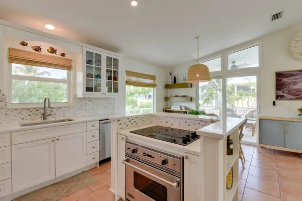 $1,200,000 | 637 Caribbean Drive East, Summerland Key, FL 33042