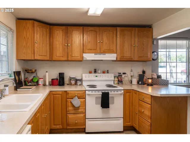 $259,000 | 881 Northeast Newton Creek Road, Roseburg, OR 97470