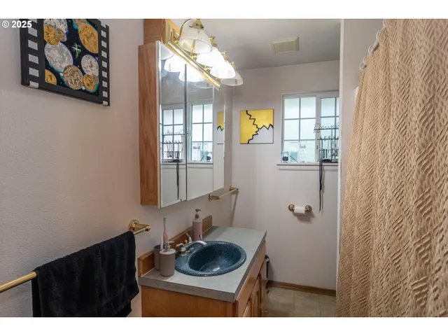 $259,000 | 881 Northeast Newton Creek Road, Roseburg, OR 97470