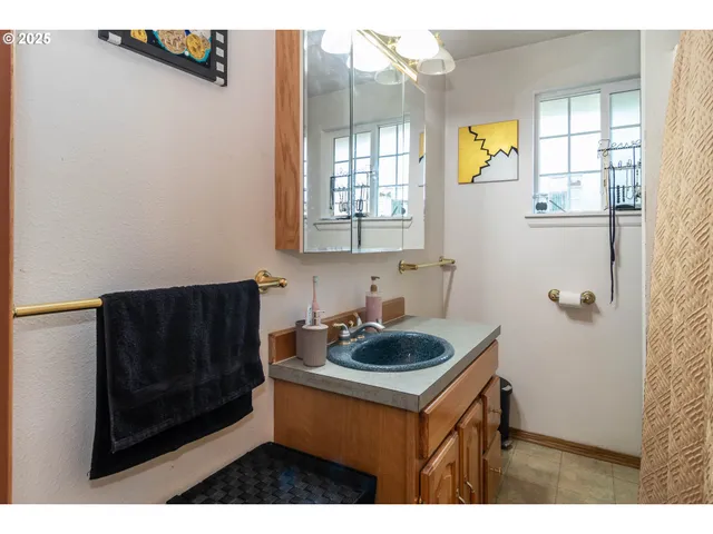 $259,000 | 881 Northeast Newton Creek Road, Roseburg, OR 97470