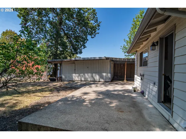 $259,000 | 881 Northeast Newton Creek Road, Roseburg, OR 97470