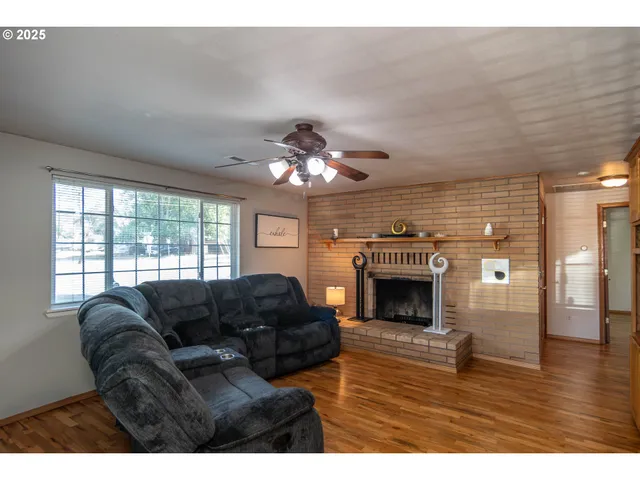 $259,000 | 881 Northeast Newton Creek Road, Roseburg, OR 97470