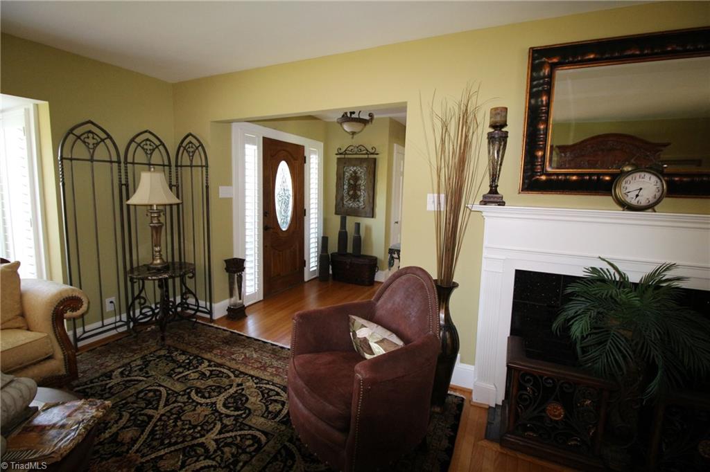 2532 Darrow Road Walkertown, NC 27051 - Photo 7 of 38 Living room