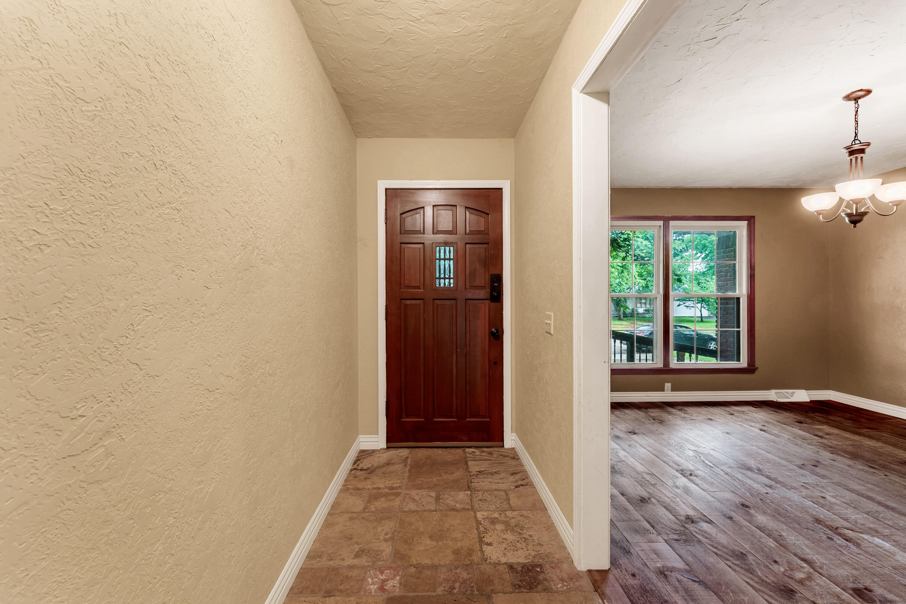 1375 East Dunkirk Street Springfield, MO 65804 - Photo 12 of 39 Entryway