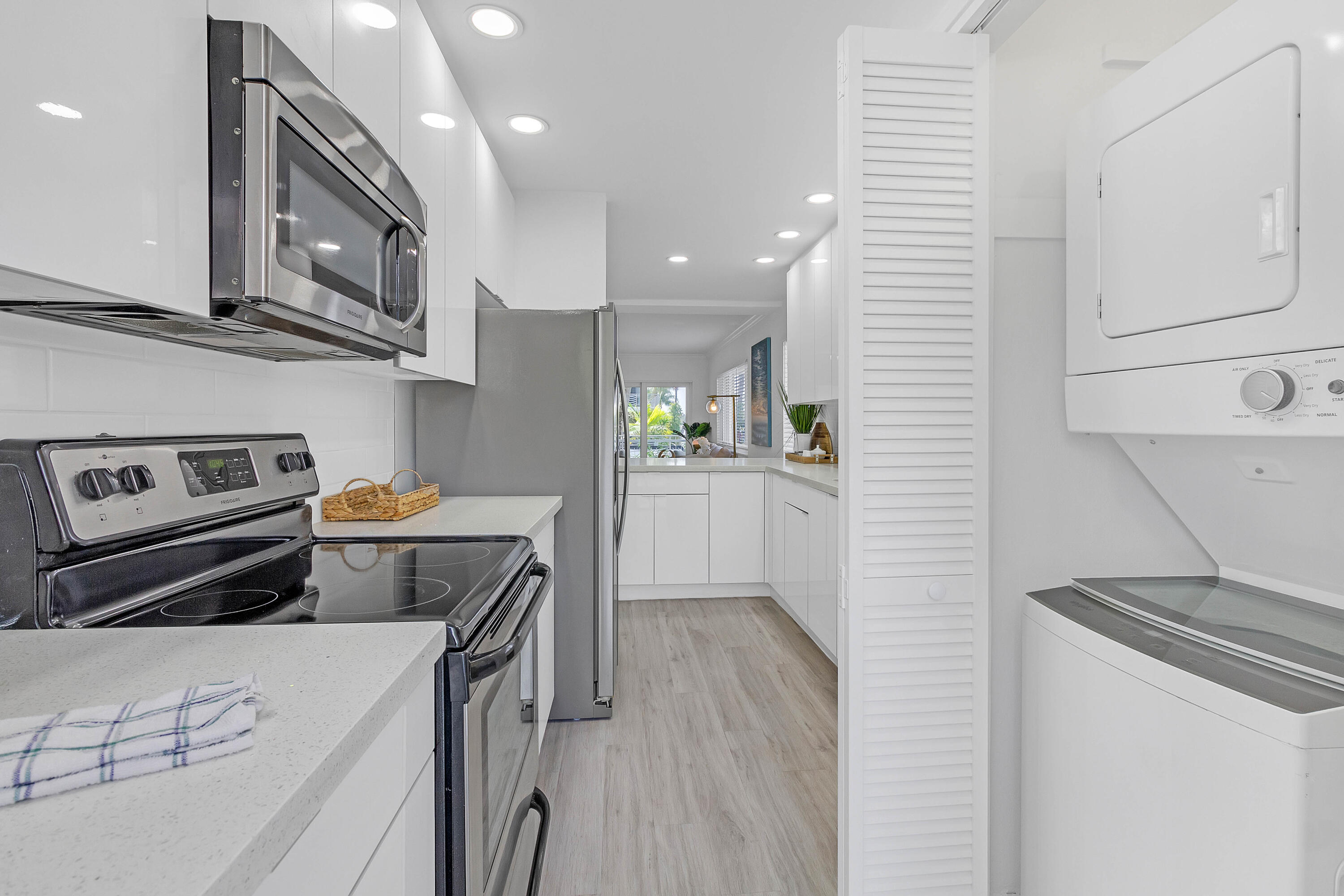 1015 Spanish River Road, Unit 201 Boca Raton, FL 33432 - Photo 18 of 25 1015SPANISHRIVERRD201-11